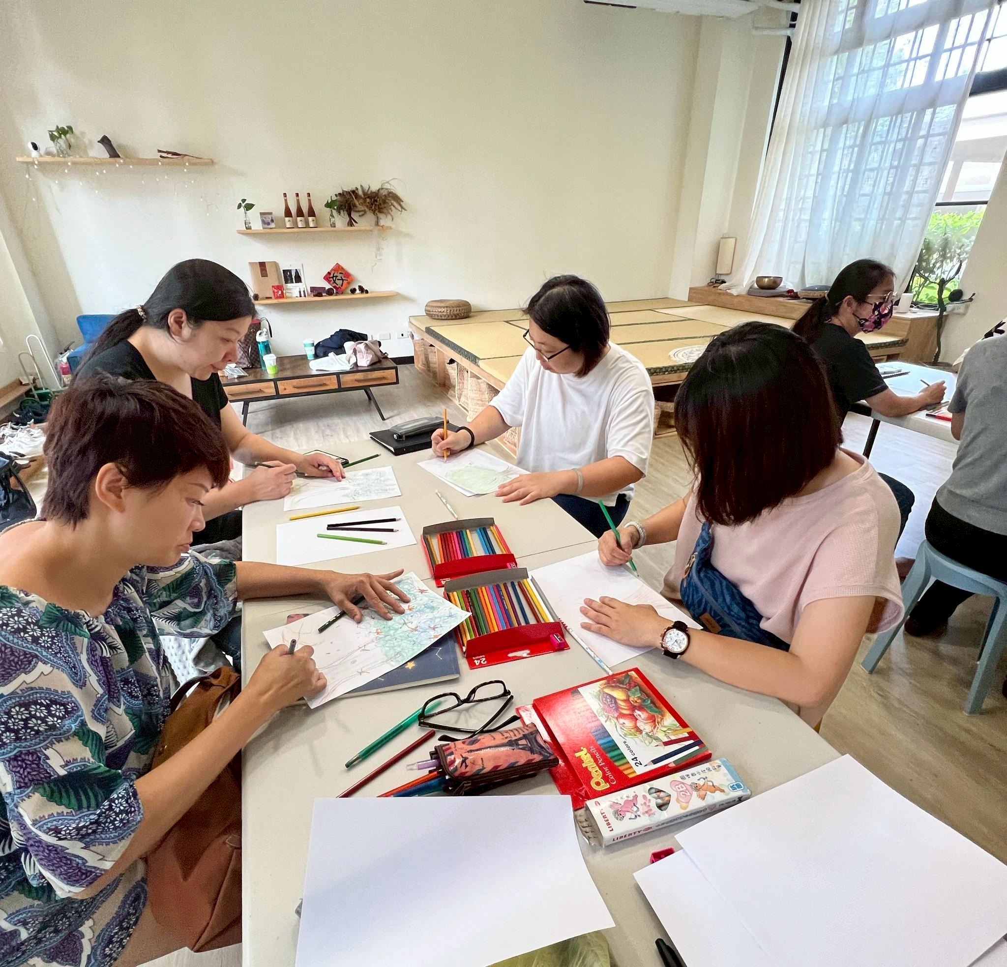成人繪畫覺察工作坊現場，學員一起畫畫