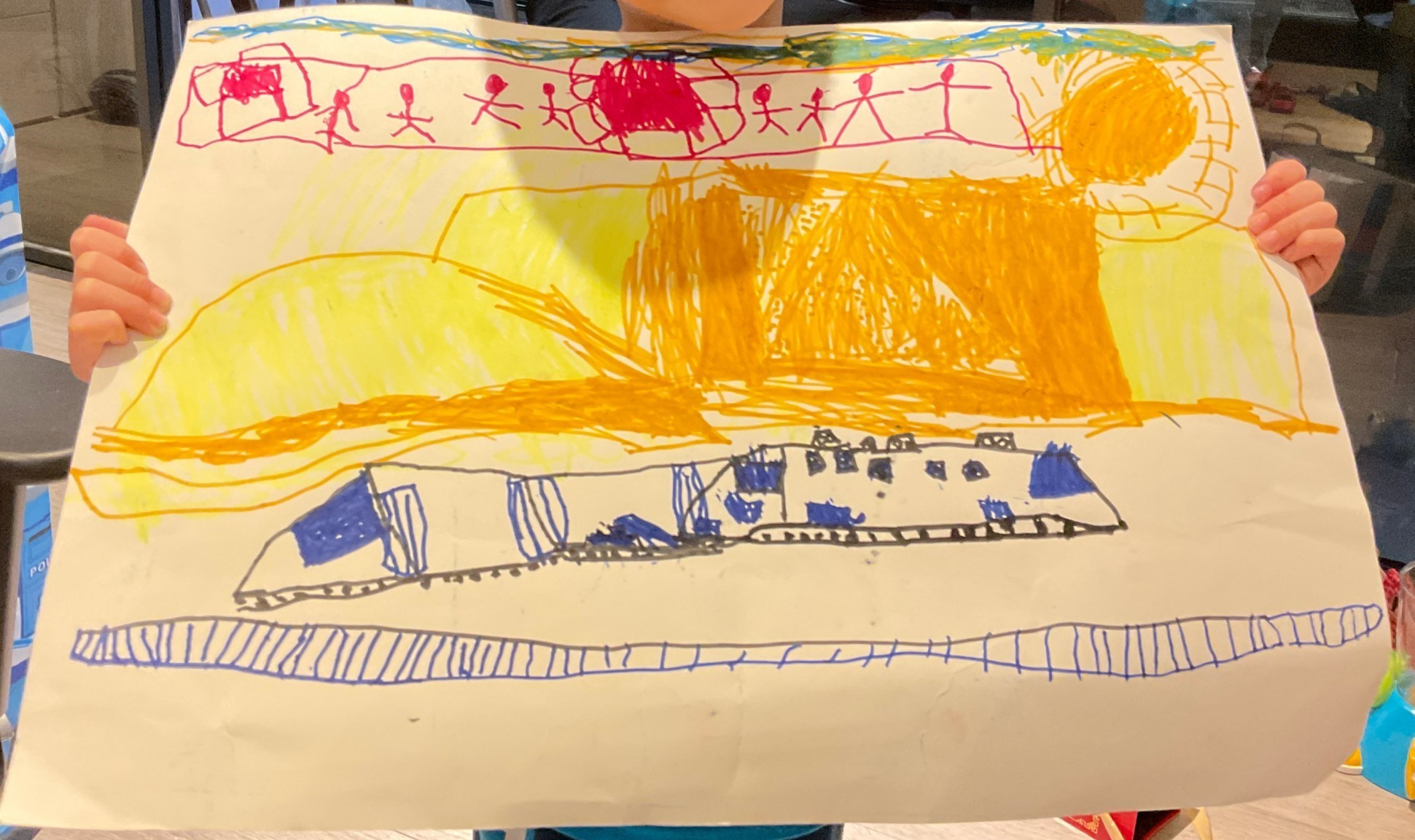 學生作品:孩子拿著自己畫的風景