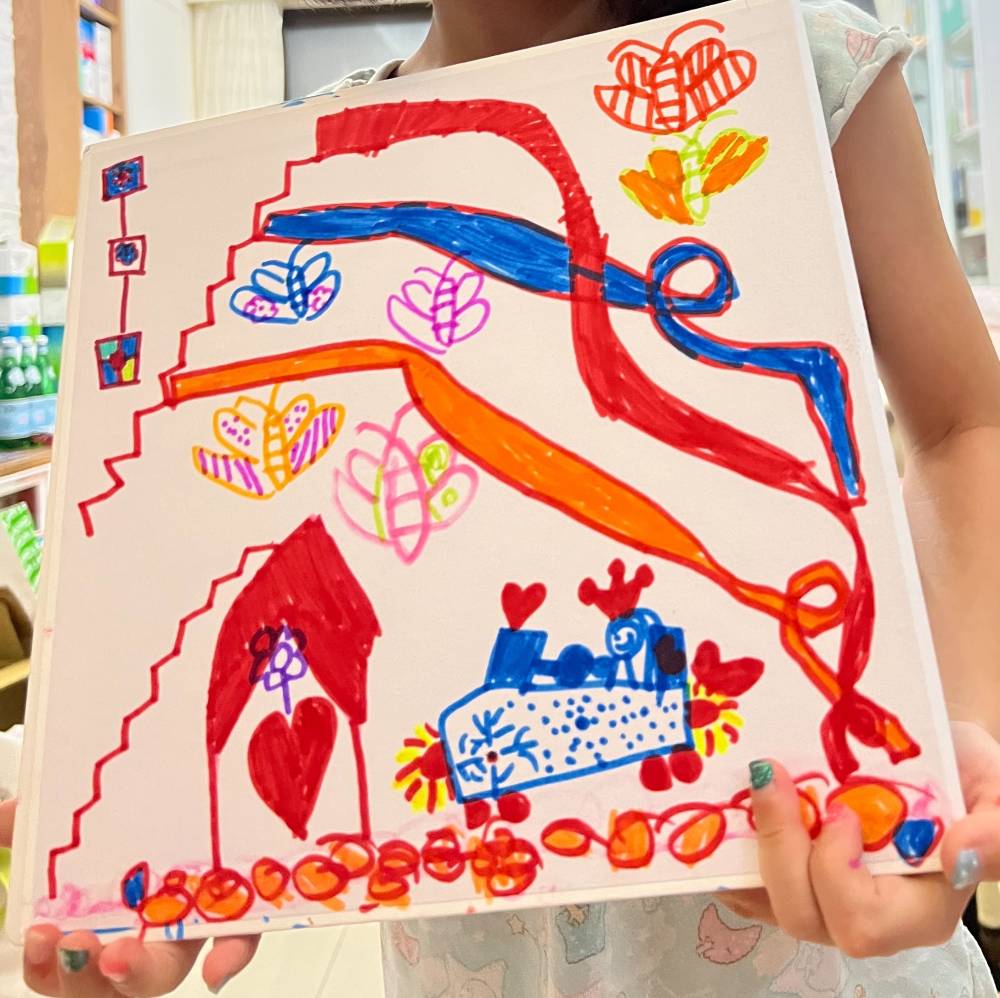 孩子拿著自己完成的畫作